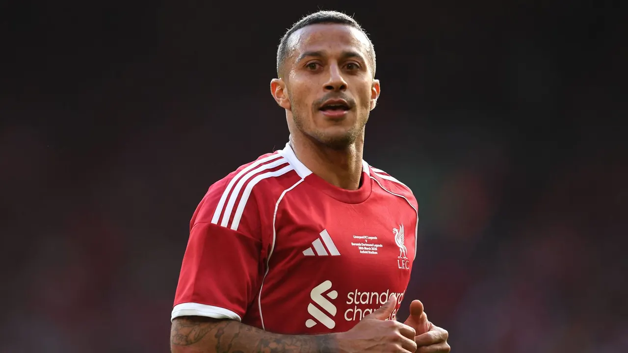 انهار تياجو ألكانتارا بالبكاء أثناء تكريم ديوغو جوتا في مباراة أساطير ليفربول